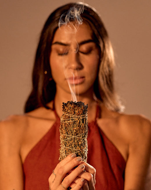 Bild von Karma Model mit rauchendem Salbei für spirituelle Reinigung Ayurveda