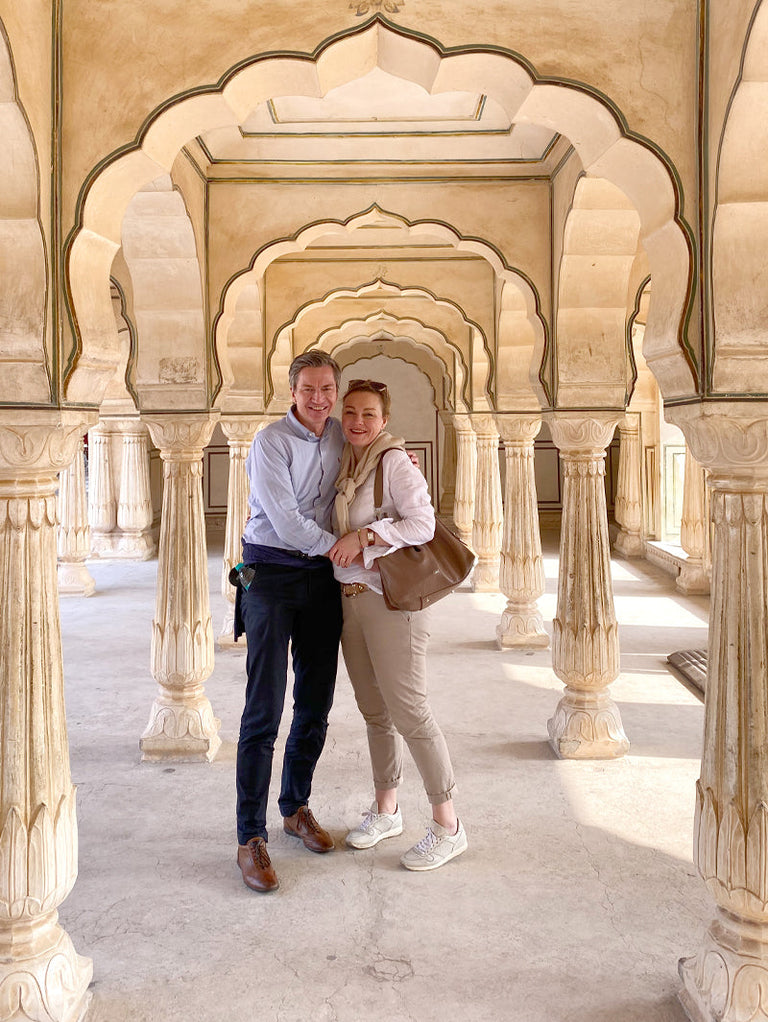 Bild von Kay Victoria und Gründer in Indien vor Taj Mahal Bild von Kay Victoria und Gründer in Indien vor Taj Mahal