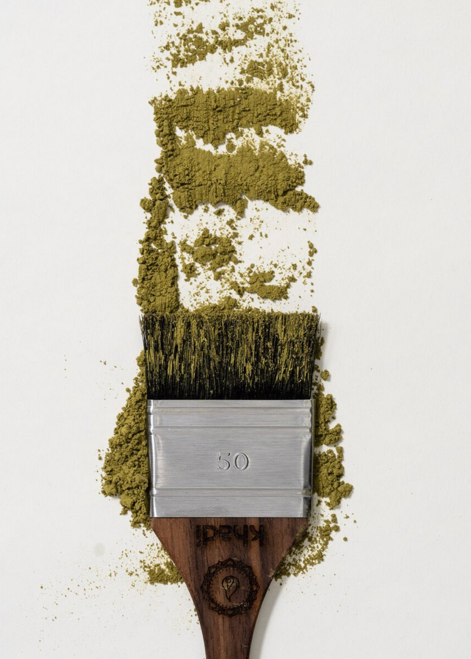 Imagen de tinte vegetal en polvo, y pincel aplicador de khadi. Imagen de tinte vegetal en polvo, y pincel aplicador de khadi.