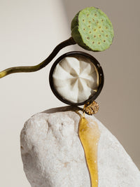 Imagen emocional de manteca corporal Pink Lotus Beauty con ingredientes.