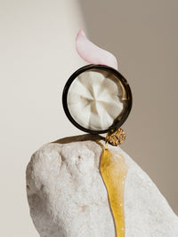 Imagen emocional de manteca corporal Ayurvédica Pink Lotus Beauty con ingredientes.