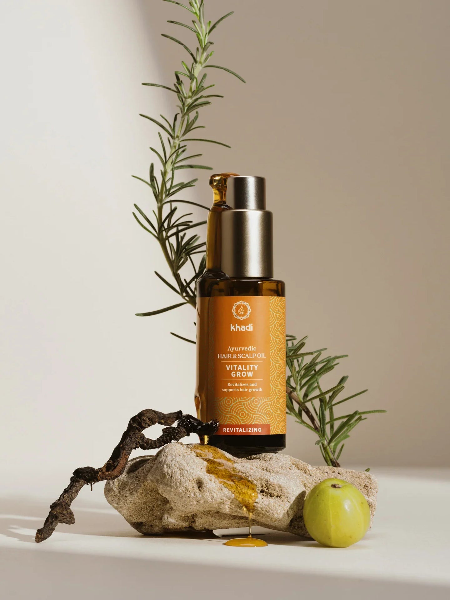 Imagen del aceite capilar vitality grow con ingredientes como romero y amla