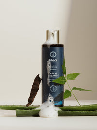 Imagen de botella de champú Neem Balance con ingredientes 
