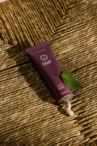 Imagen ilustrativa de Crema para Manos Ayurveda Everyday Holy Basil con ingredientes.