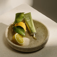 Imagen de crema de manos Lemon Lime Ayurveda Everyday con ingredientes.
