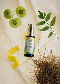 Imagen ilustrativa de aceite corporal Ayurvédico Triphala Tri-Tox con ingredientes como Amla y Neem.