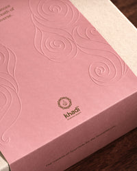 Imagen de acercamiento al relieve decorativo del empaque de set de regalo khadi.