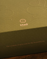 Imagen de acercamiento a frase decorativa del empaque "The wisdom of Ayurveda for the Beautiful you."