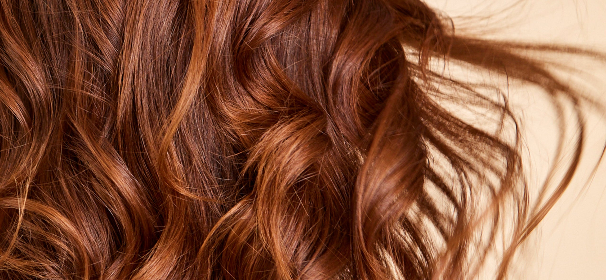 Bild von braunen Haaren, gefärbt mit natürlicher Pflanzenhaarfarbe von Khadi