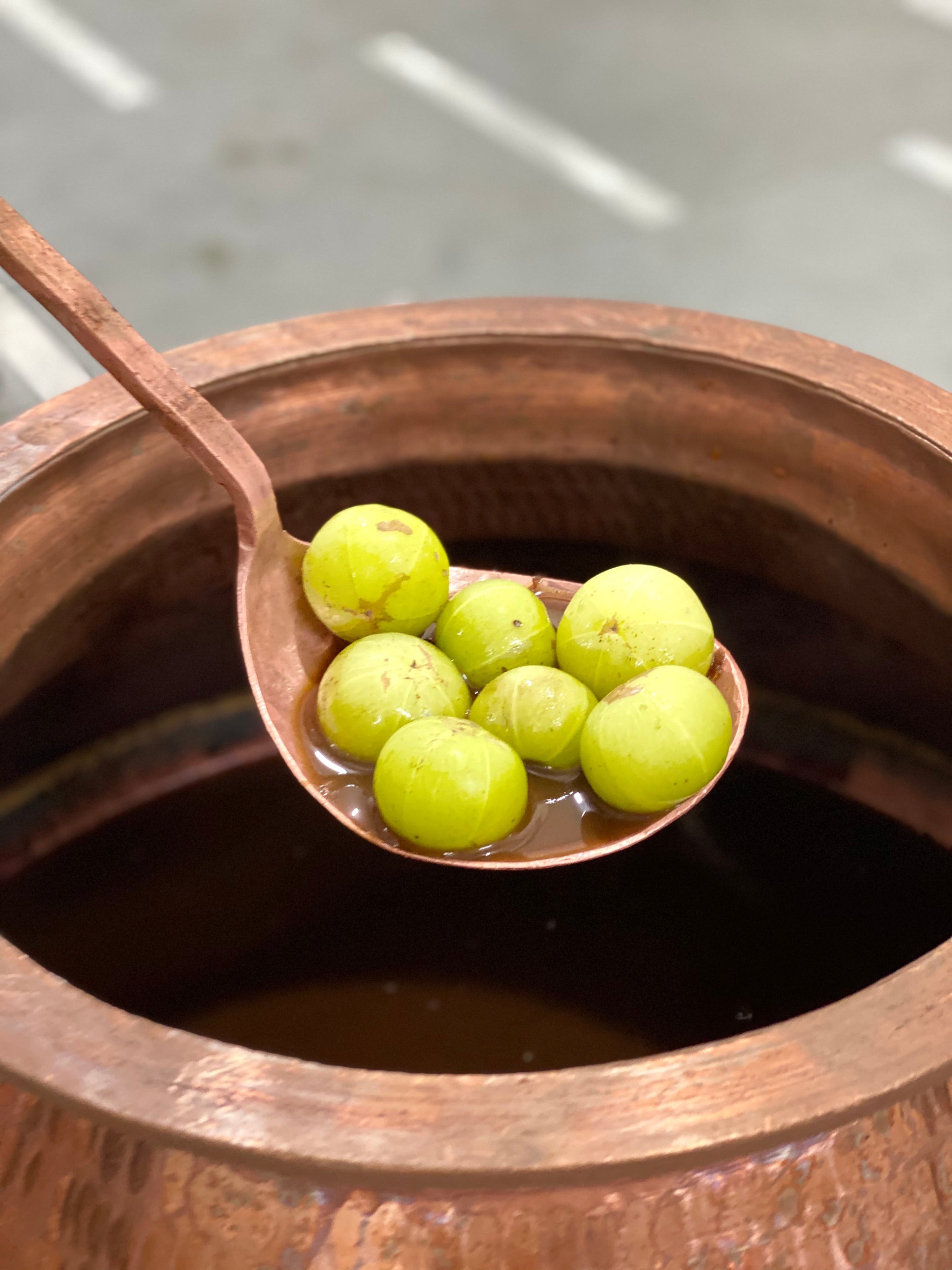 Amla fruta– preparación del elixir khadi