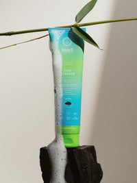 Imagen de champú Deep Cleanse con ingredientes como carbón activado