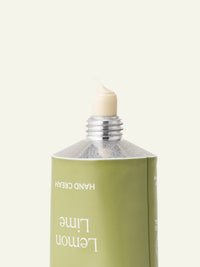 Imagen de acercamiento a la textura de la crema de manos Lemon Lime Ayurveda Everyday.