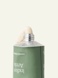 Imagen de acercamiento a textura de la crema de manos Indian Amla Ayurveda Everyday.