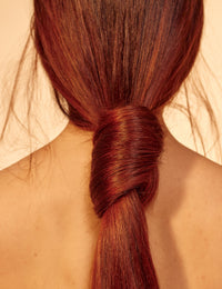 Modelo con cabello tratado con acondicionador Rose Revolution