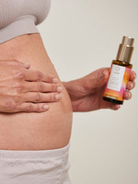 Imagen de mujer embarazada aplicando Aceite Corporal Ayurvédico Centella New-Cell en su piel.