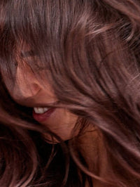 Imagen del tinte vegetal para el cabello Mahogany de khadi después de su aplicación.