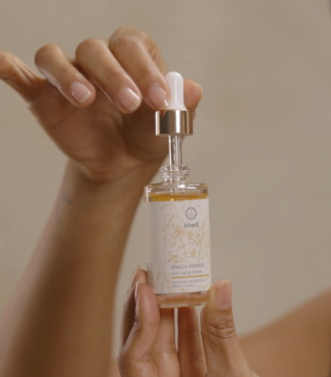 Modelo aplicando el sérum antiedad Singh power