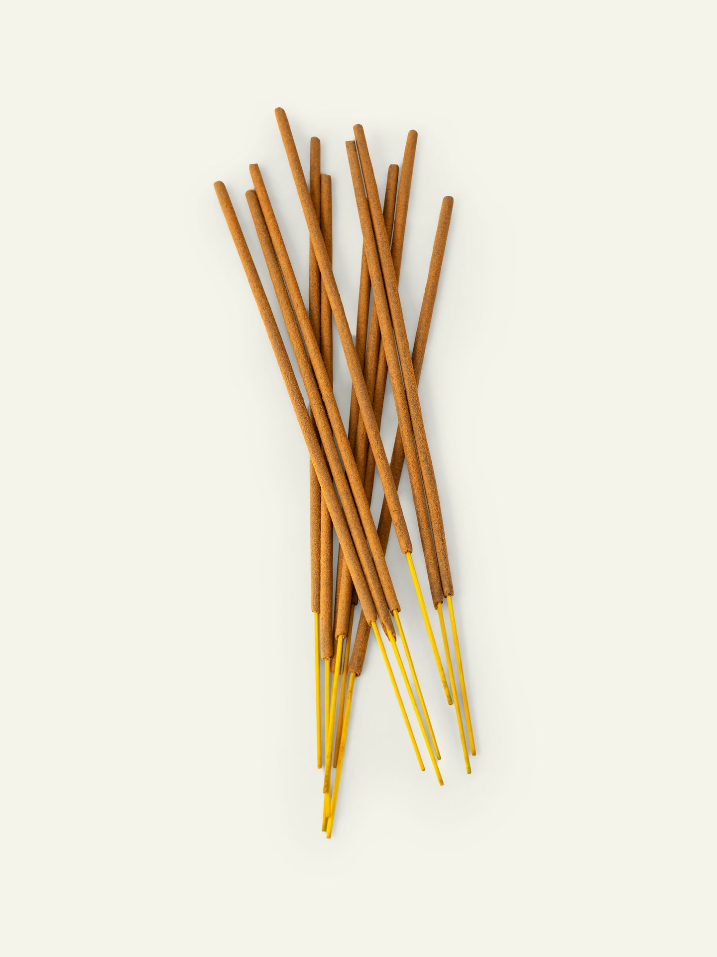 Imagen de varillas de incienso apliladas.