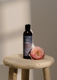Imagen ilustrativa de Body Wash khadi Himalaya Rose con ingredientes y espuma.