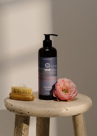 Presentación creativa del jabón de manos Ayurveda Everyday Himalaya Rose: cuidado ayurvédico que mima tus manos.