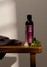 Imagen ilustrativa de Jabón Corporal Holy Basil con ingredientes y espuma.