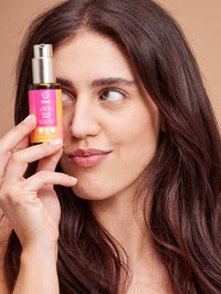 Modelo mostrando el aceite capilar Color Care