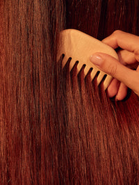 Modelo muestra su cabello tras la aplicación del acondicionador Rose Revolution