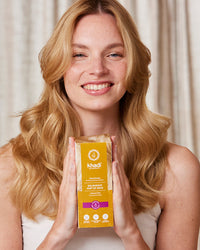 Imagen de modelo con tinte vegetal Rubio Toque Dorado de khadi