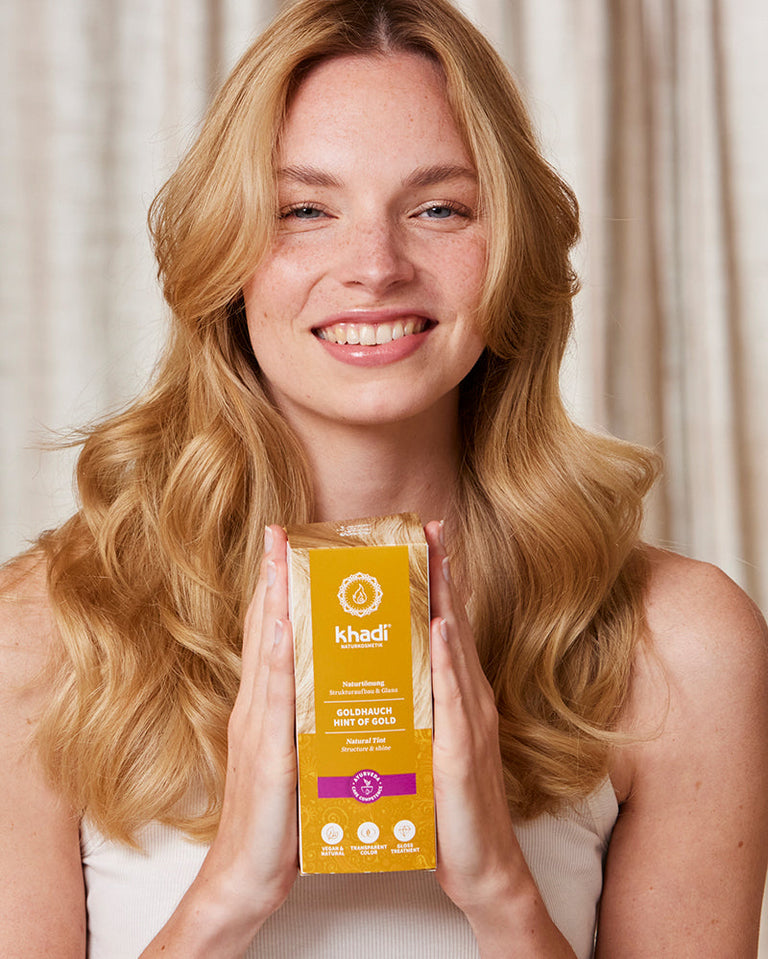 Imagen de modelo con tinte vegetal Rubio Toque Dorado de khadi