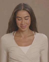 Video de mujer sonriendo al recibir 2 cajas de regalo.