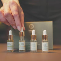 Video de modelo mostrando el contenido del sérum Ayurvédico