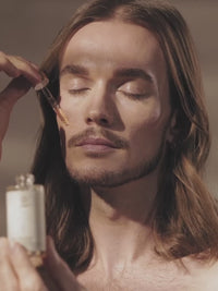 Video de hombre aplicando el Sérum purificante Susu Pure en el rostro.