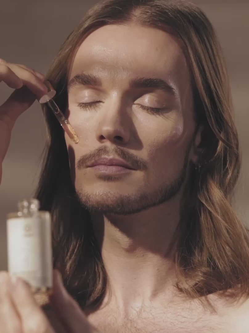 Video de modelo aplicando el Sérum purificante Susu Pure en el rostro