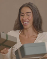 Video de mujer brincando de felicidad al recibir 2 cajas de regalo.