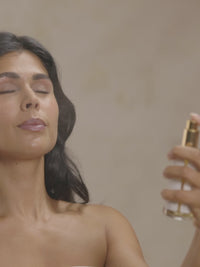 Video de mujer aplicando el tónico facial regenerante khadi.