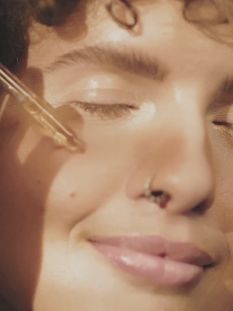 Video de modelo aplicando el Sérum hidratante Mayura Beauty en el rostro