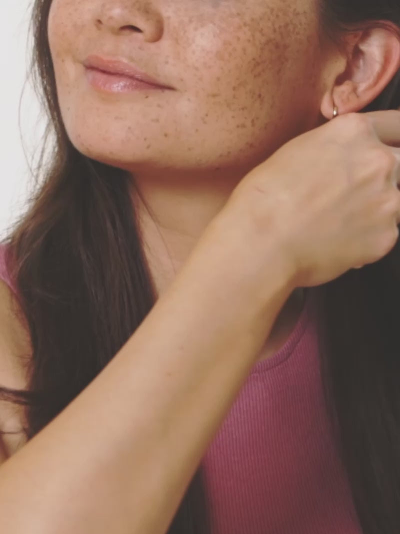 Video von Model mit Khadi Dunkelbraun Pflanzenhaarfarbe