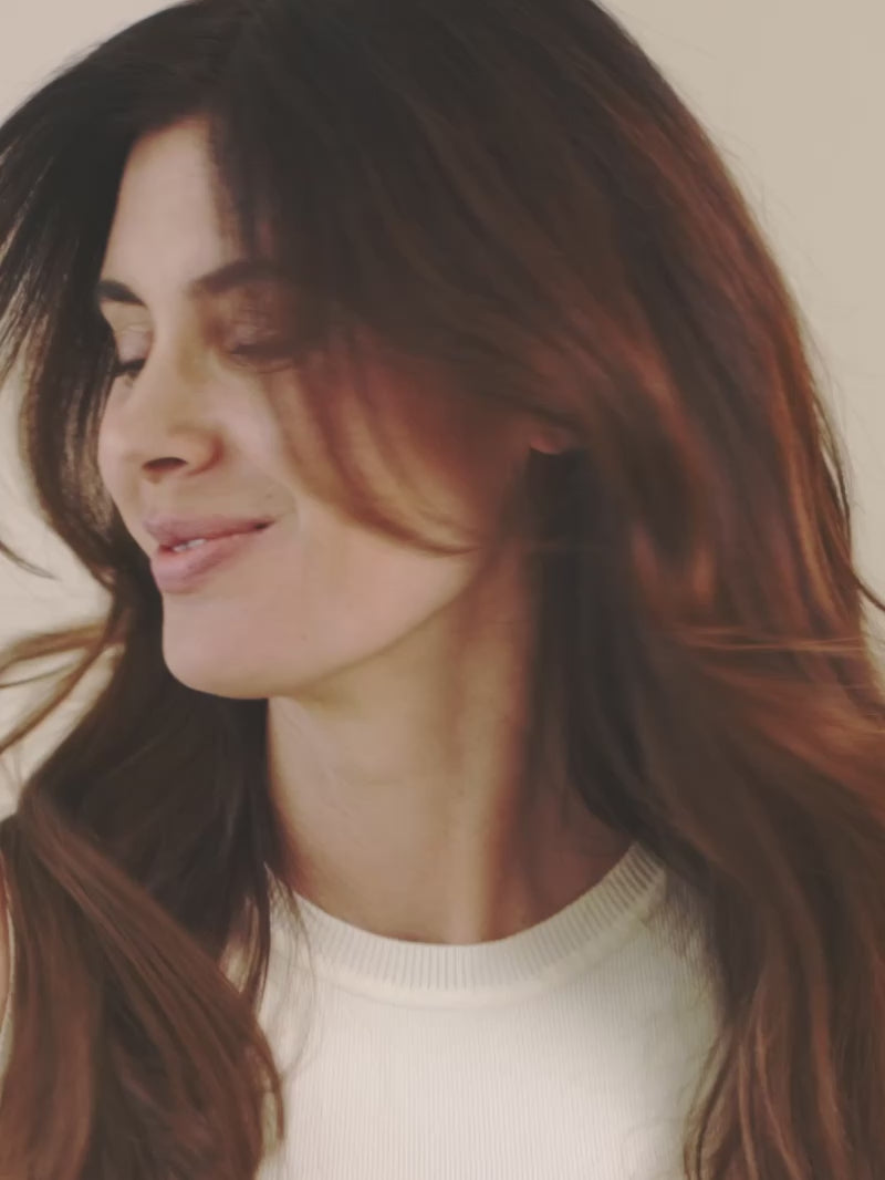Video von Model mit Khadi Mittelbraun Pflanzenhaarfarbe