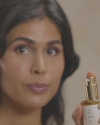 Video de mujer que muestra cómo activar el spray del tónico facial regenerante Haathi Smooth.