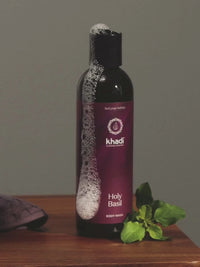 Video ilustrativo de Jabón Corporal Holy Basil con ingredientes y espuma.