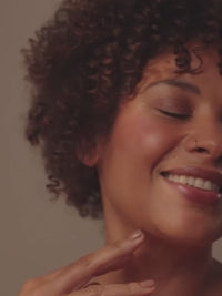 Video de mujer aplicando la manteca corporal Ayurvédica Pink Lotus Beauty en su piel.