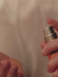 Video de modelo aplicando el aceite Color Care en su cabello