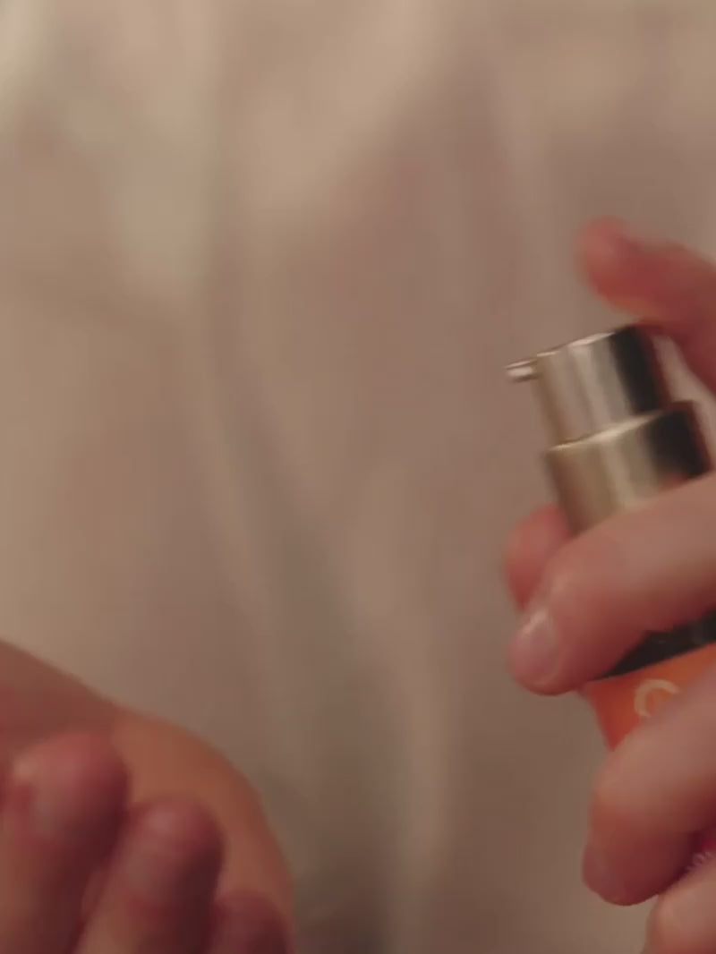 Video de modelo aplicando el aceite Color Care en su cabello