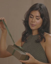 Video de mujer que desenvuelve una caja de regalo.