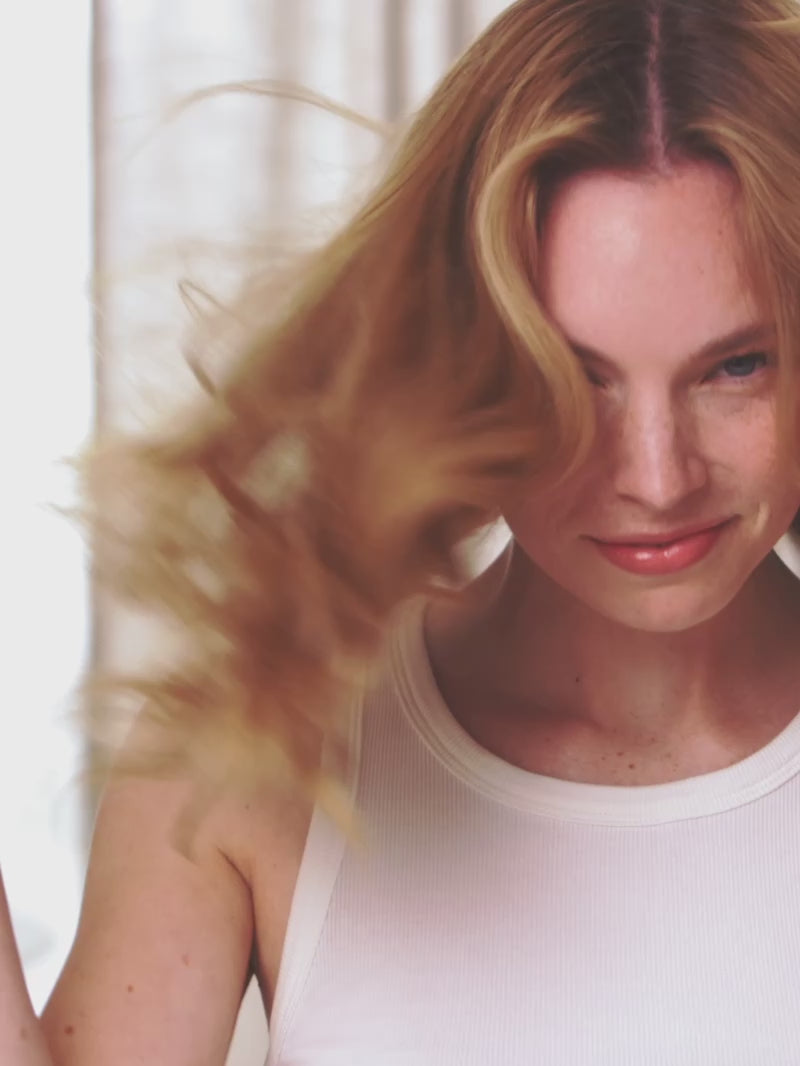 Video von Model mit Khadi Hellblond Pflanzenhaarfarbe