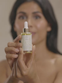 Video de modelo aplicando el Sérum regenerante Haathi Smooth de khadi