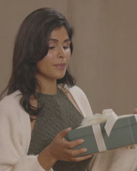 Video ilustrativo de mujer recibiendo una caja de regalo