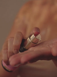 Imagen de mujer aplicando aceite corporal Ayurvédico en piel.