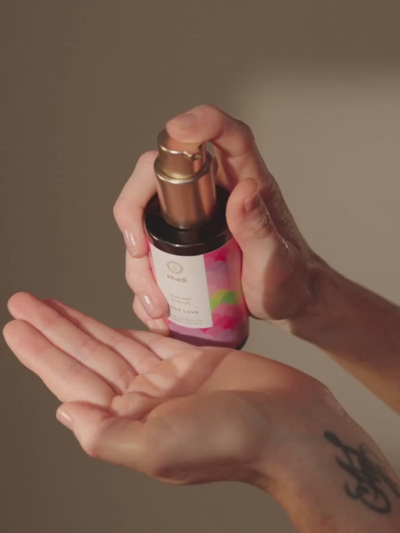 Video von Khadi Rose Love Körperöl auf Modelkörper