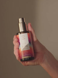 Video de frasco de Aceite Corporal Shatavari Everyoung khadi en mano.